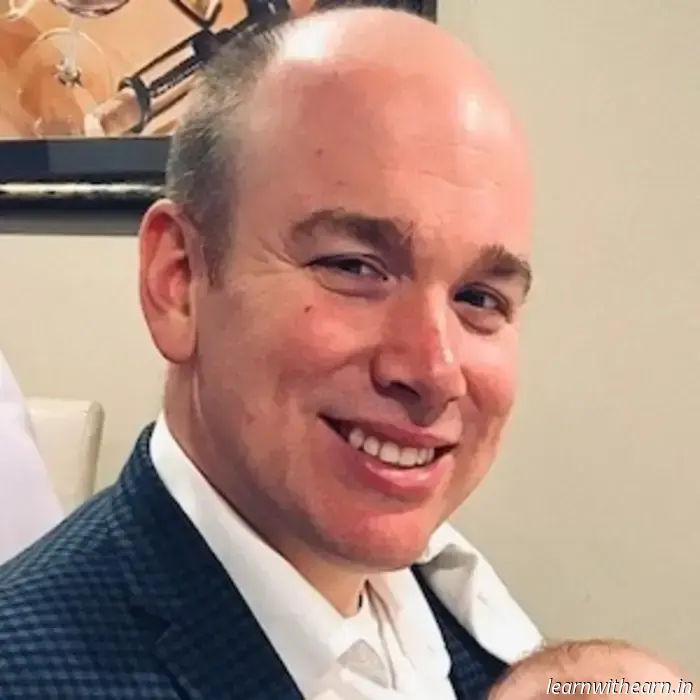 This PE teacher launched a side business making $150,000 by organizing foam parties for children.