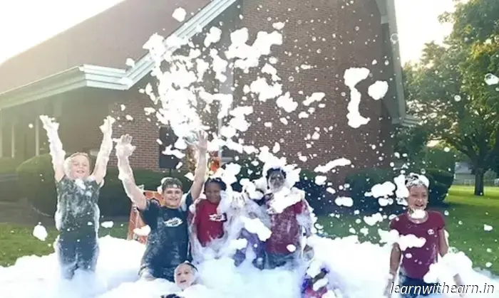 This PE teacher launched a side business making $150,000 by organizing foam parties for children.